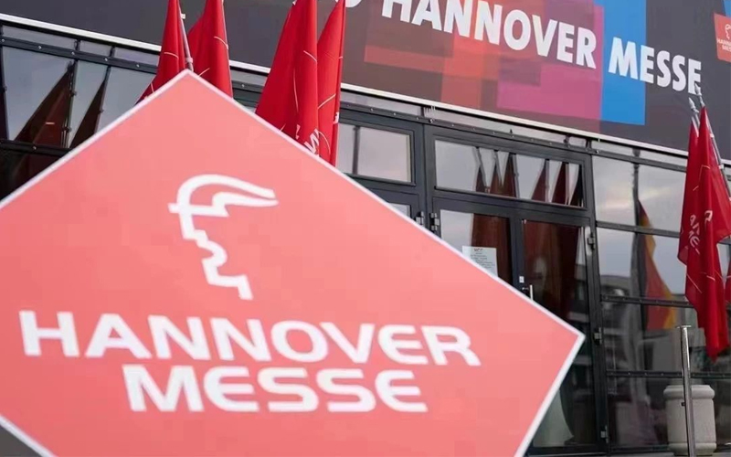 Chinese Consul General, Shandong Trade Rep Inspect Hamburg Exhibition